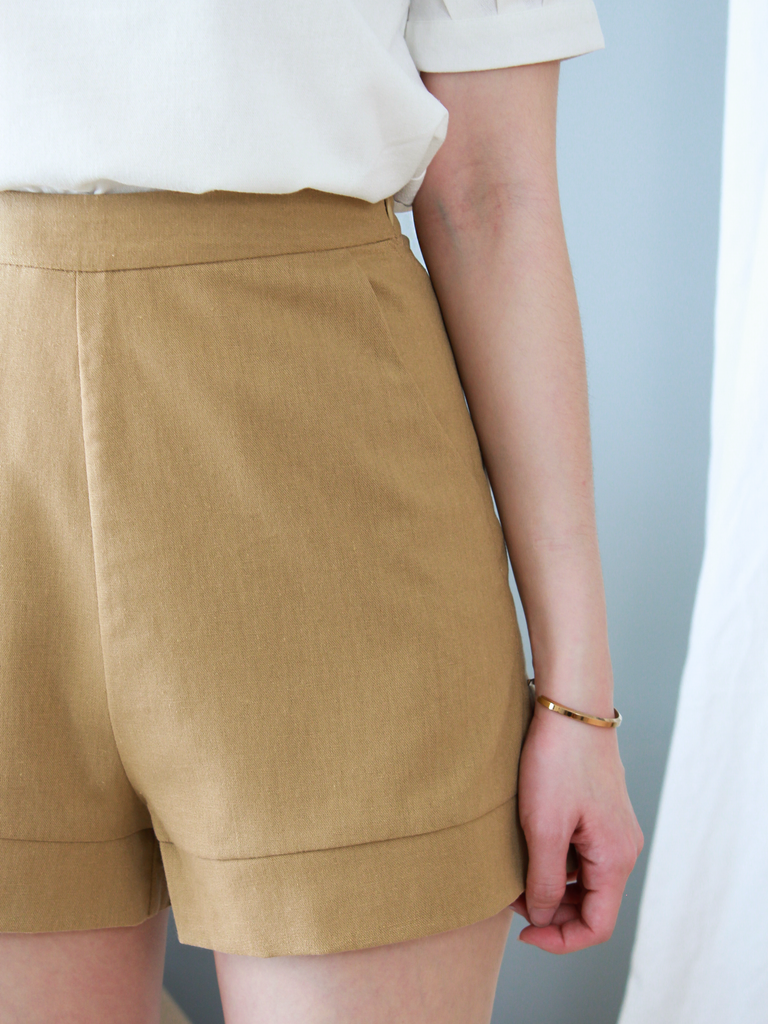 Zella Tailored Shorts in Sand